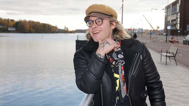 Käpälöi rintaa! Archie Cruz tanskalaisen povipommin kanssa kiihkeissä tunnelmissa - intohimoista suutelua archie cruz