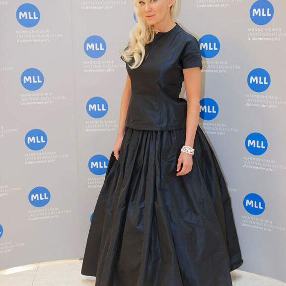 - Minua ei juurikaan sido Tukholmaan mikään muu kuin perheeni. Pystyisin tekemään ihan hyvin Espanjasta käsin töitä niin, että lennän keikoille. Kesällä tulen esiintymään Suomeen kaksi kertaa, hän vinkkaa. Linda Lampenius