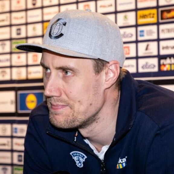 Kiekkohullu Suomi seuraa herkeämättä Leijonien otteita MM-kotikisoissa. – Jokaiseen otteluun on varmasti tulossa paljon Suomi-faneja. Hieno halli ja hienot puitteet, joten yritetään myös pelata hyvin, Mörkö-Marko lupaa. Kiekkohullu Suomi seuraa herkeämättä Leijonien otteita MM-kotikisoissa. – Jokaiseen otteluun on varmasti tulossa paljon Suomi-faneja. Hieno halli ja hienot puitteet, joten yritetään myös pelata hyvin, Mörkö-Marko lupaa.