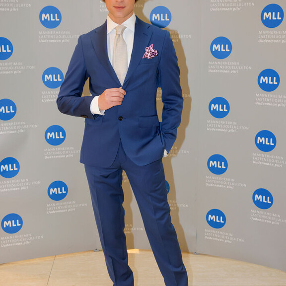 Tyylikäs Christoffer poseerasi kameralle MLL-hyväntekeväisyystapahtumassa. Christoffer Strandberg