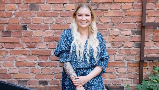 Radiojuontaja Rea Tallgren odottaa kesävauvaa: 'Ei ole päästänyt helpolla tämä raskaus' rea tallgren