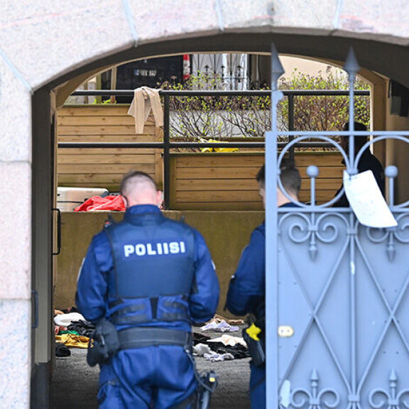 Stefu heitti Sofian vaatteita ja matkalaukun kerrostalon sisäpihalle perjantaina puolilta päivin. Stefan Therman