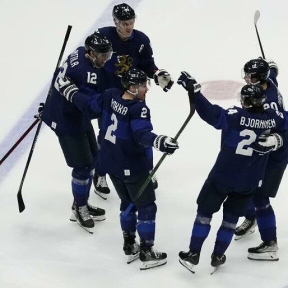 Suomen nimellinen nelosketju tekee tehtaan takuulla laatujälkeä. Kuvassa ketju liekeissä helmikuun voittoisassa olympiafinaalissa Venäjää vastaan. Kultamitalin ratkaisseesta voittomaalista vastasi Hannes Björninen. Suomen nimellinen nelosketju tekee tehtaan takuulla laatujälkeä. Kuvassa ketju liekeissä helmikuun voittoisassa olympiafinaalissa Venäjää vastaan.