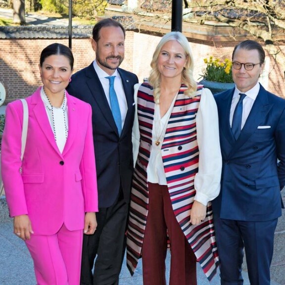 Norjan kruununprinssi Haakon pilaili ruotsalaisille Victoria, Haakon, Mette-Marit ja Daniel
