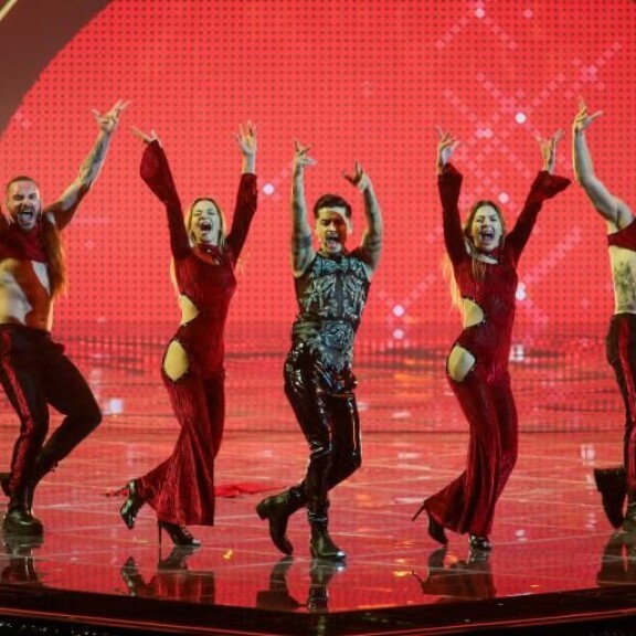 Huh! Euroviisulavalla napapaitamiehiä ja aukollisia asuja - riehakkaat tanssiliikkeet villitsivät WRS