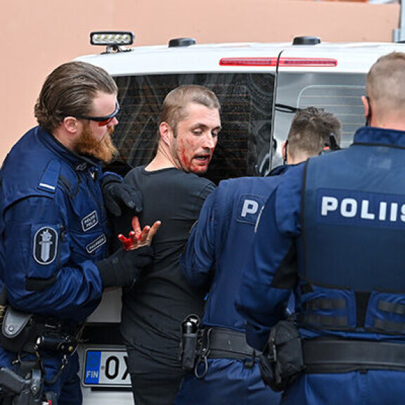 Stefan Thermanin käsi oli veressä, samoin hänen naamansa. Paikalla oli kolme poliisiyksikköä. Stefan Therman