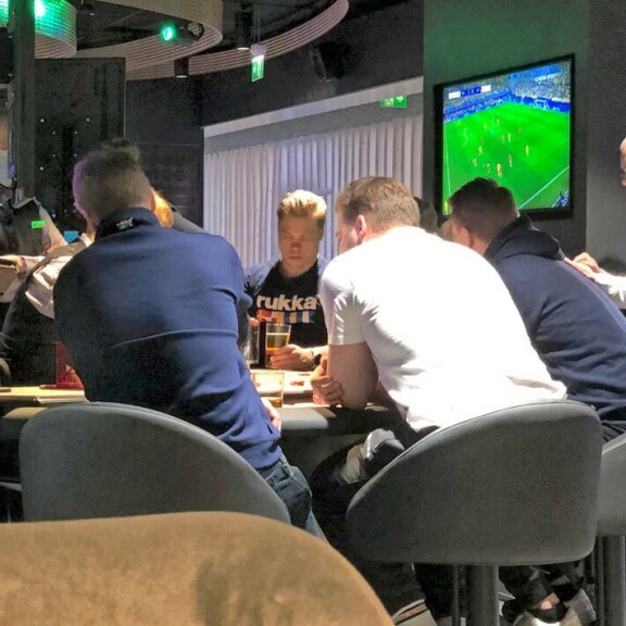 Viikon Kääk-juorut: Kristian Heiskari ja Teemu Packalén yllättivät sateenkaariväen baarissa – näin vaalea kaunotar liittyi tapahtumiin Leijonat