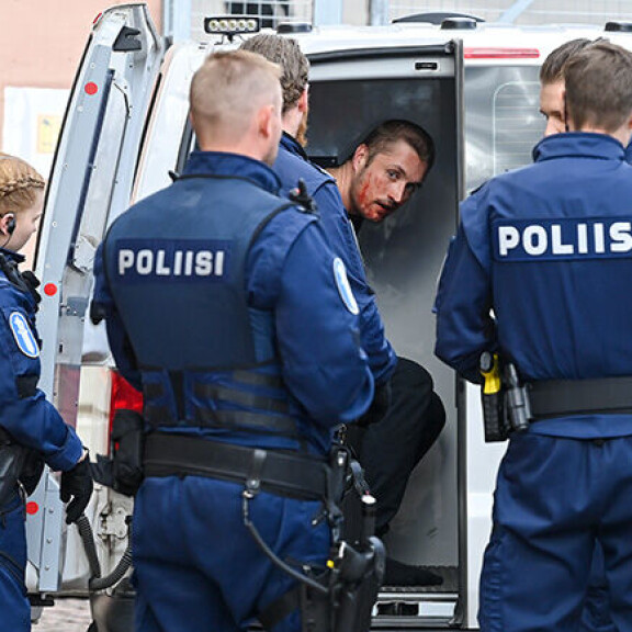 Stefu kuikuili poliisiauton sisältä vielä hetken, ennen kuin maijan ovet sulkeutuivat. Stefan Therman