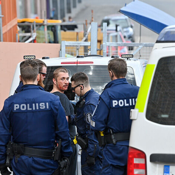 Stefu katseli haikeana ympärilleen, ennen siirtymistään valtion tarjoamalle poliisikyydille. Stefan Therman