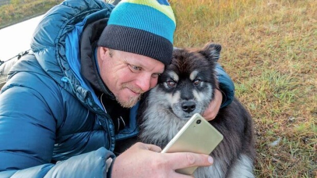 Äijä-koiralla rakkaussutinoita! Eränkävijät-tähti Aki Huhtanen juhli ilman luottokumppaniaan: Tyttökaverit eivät päästäneet koiraa Aki Huhtanen ja koira
