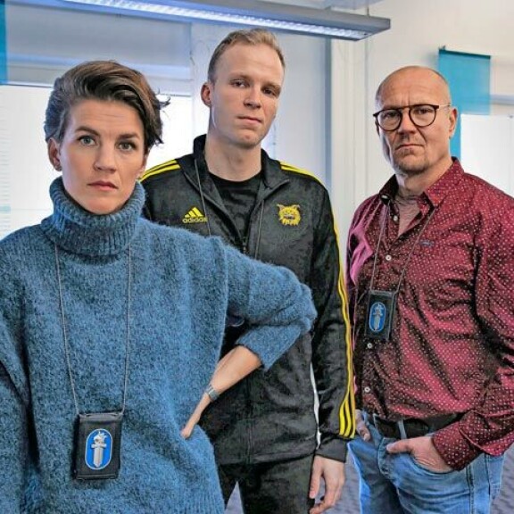 Jon-Jon on näytellyt monesti televisiossa, kuten Koskinen-poliisisarjassa. Kuvassa myös Maria Ylipää ja Turkka Mastomäki. Jon-Jon on näytellyt monesti televisiossa, kuten Koskinen-poliisisarjassa. Kuvassa myös Maria Ylipää ja Turkka Mastomäki.
