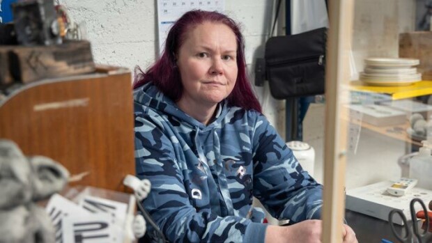 Heli Palsanmäki palaa huutokauppaan syöpähoitojen jälkeen – yhteydenotot itkettävät Heli Palsanmäki