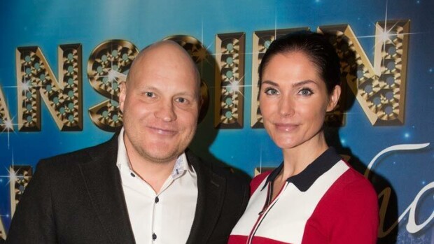 Kalle Palander heilutti mailaa Espanjassa – Riina-Maijan seksikäs minihame vei huomion Kalle Palander ja Riina-Maija Palander