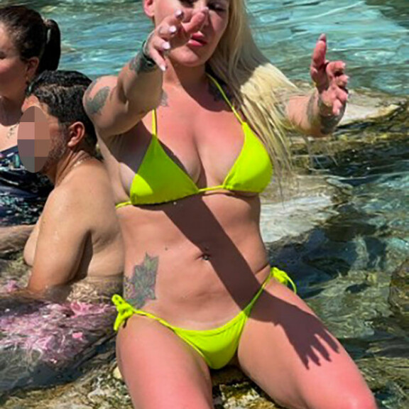Sandra ryhtyi poseeraamaan turisteille. sandra bay