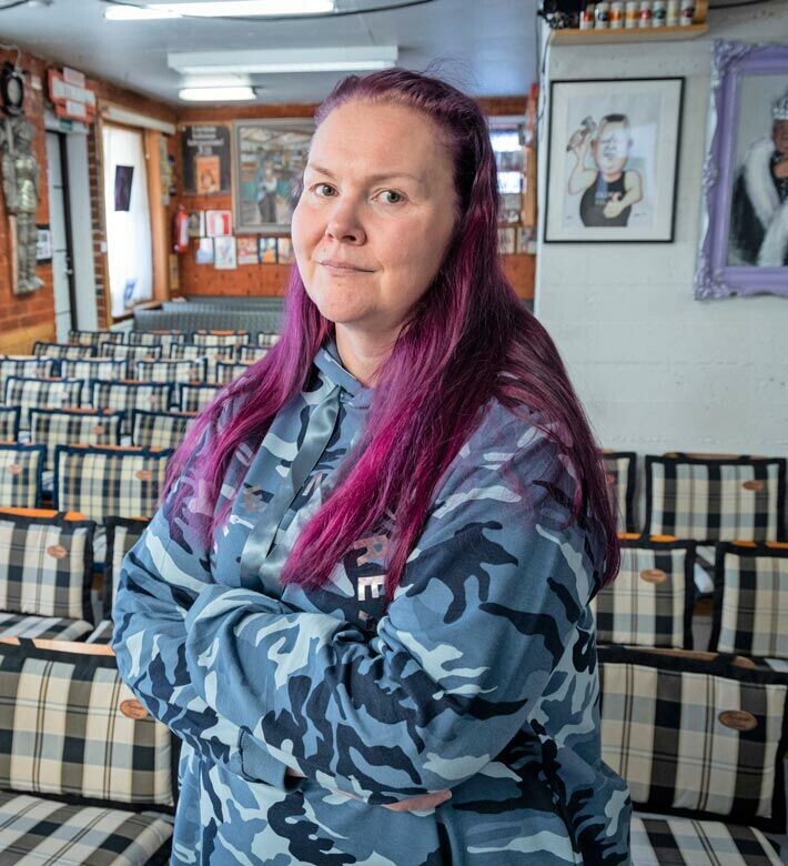 Heli Palsanmäki sanoo tarttuvansa nyt väsyttävien syöpähoitojen jälkeen normaaliin arkeen kiinni. Tarkempi tuomio kasvaimen tilasta tulee heinäkuussa. Heli Palsanmäki sanoo tarttuvansa nyt väsyttävien syöpähoitojen jälkeen normaaliin arkeen kiinni. Tarkempi tuomio kasvaimen tilasta tulee heinäkuussa.