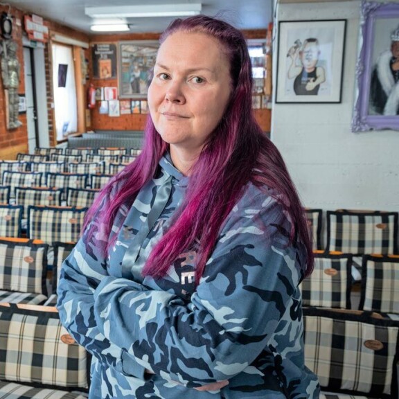 Heli Palsanmäki sanoo tarttuvansa nyt väsyttävien syöpähoitojen jälkeen normaaliin arkeen kiinni. Tarkempi tuomio kasvaimen tilasta tulee heinäkuussa. Heli Palsanmäki sanoo tarttuvansa nyt väsyttävien syöpähoitojen jälkeen normaaliin arkeen kiinni. Tarkempi tuomio kasvaimen tilasta tulee heinäkuussa.