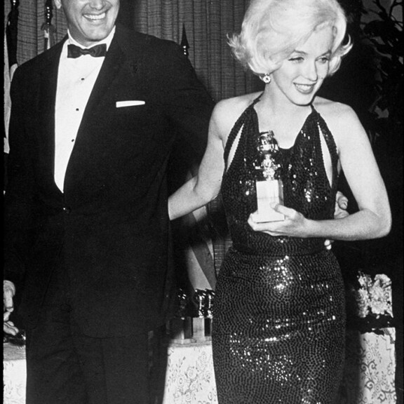 Marilyn Monroe vihreässä mekossaan, yhdessä Rock Hudsonin kanssa vuonna 1962. Marilyn ei laittanut käsiään olkainten väliin, vaan jätti ne roikkumaan puvun etupuolelle. Marilyn Monroe ja Rock Hudson