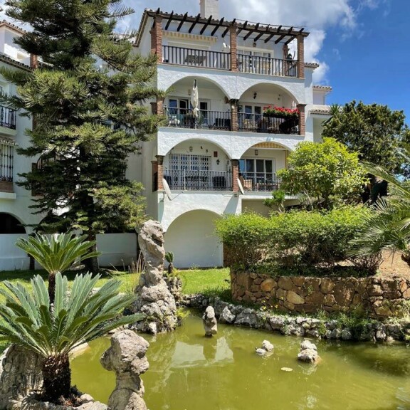 Perheen koti huokuu espanjalaista tunnelmaa parhaimmillaan. Perheen koti huokuu espanjalaista tunnelmaa parhaimmillaan.