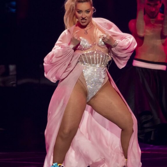 Ronela esiintyy antavassa asussa. Ronela Hajati