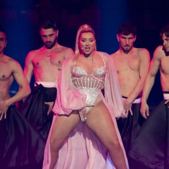 Popdiivan esitykseen kuuluu itsensä hivelyä, avoimia haaroja ja paidattomia miestanssijoita. Ronela Hajati