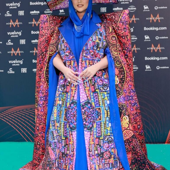 Ronela näyttäytyi Torinon turkoosilla matolla graafisessa luomuksessa. Ronela Hajati