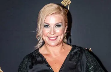 Ohhoh! Tapaileeko Kirsi Alm-Siira, 47, salaa "hävyttömän komeaa" ulkomaalaista duunaria? Kysymys könsikkäästä nosti suosikkiankkurille punan poskille! 