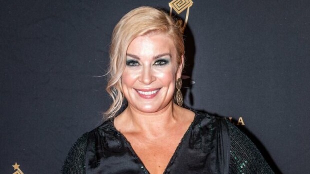 Ohhoh! Tapaileeko Kirsi Alm-Siira, 47, salaa 'hävyttömän komeaa' ulkomaalaista duunaria? Kysymys könsikkäästä nosti suosikkiankkurille punan poskille! Kirsi Alm-Siira.