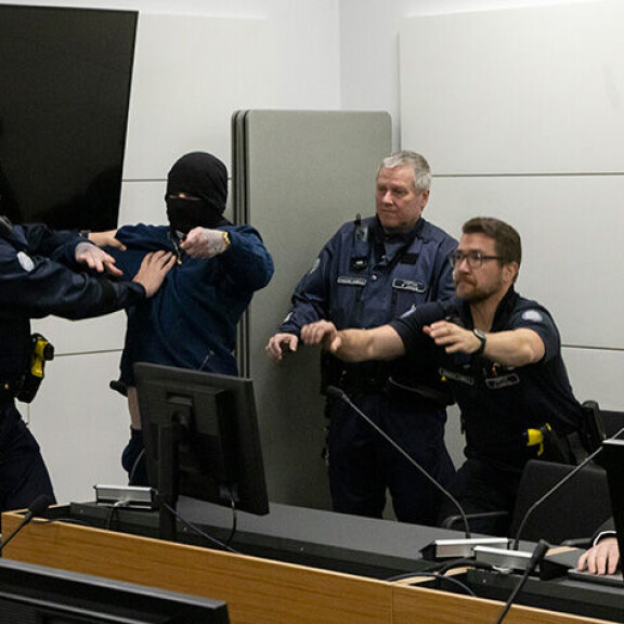 Murhasta ja raiskauksesta syytteet saanut Pyynönen kaivoi puukon esiin ja aloitti riehunnan käräjäsalissa. Puolustusasianajaja seuraa tilanne vierestä hämmentyneenä. Murhaaja