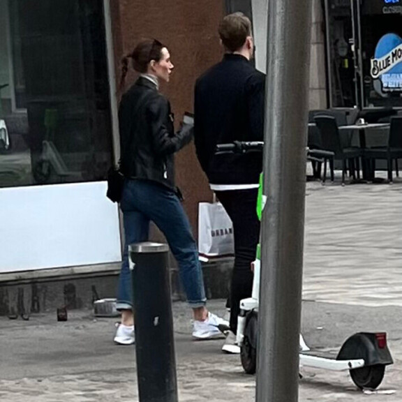 Sanna ja Markus viettivät rentoa lauantai-päivää kävelyn merkeissä Helsingin keskustassa. Sanna Marin ja Markus räikkönen
