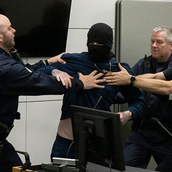 Poliisit ja vartijat toimivat rivakasti. Tässä vaiheessa puukkokäsi on jo laskeutunut alas. Murhaaja