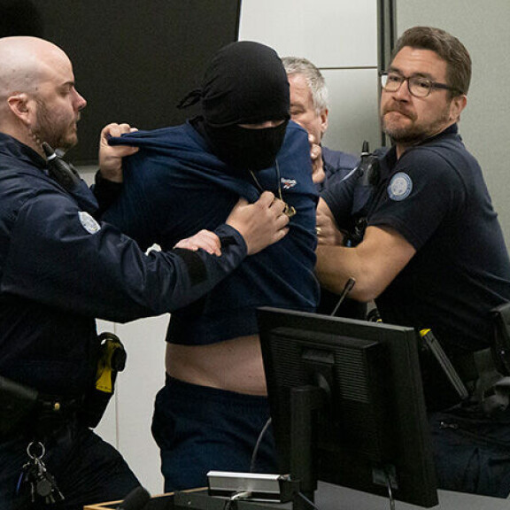 Tässä vaiheessa murhasta ja raiskauksesta syytteet saaneen Pyynösen kädet on jo viety selän taakse. Murhaaja
