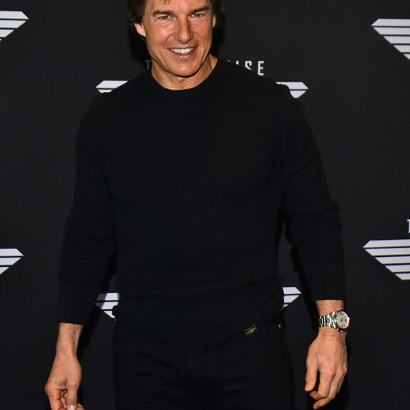 Näyttelijä poseerasi kameralle iloisena. Tom Cruise