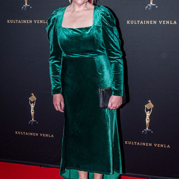 Pia Penttala poseerasi myös ykköset yllään punaisella matolla. pia