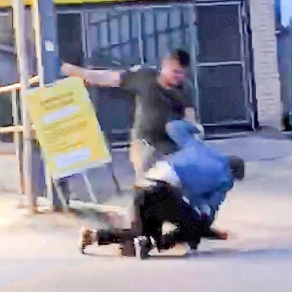 Koulukiusattu mies antaa nyrkkiensä puhua. Koulukiusaaja ottaa heti lukua. Tämä kuva on kiusaajan ystävien ottamasta videosta. Koulukiusattu mies antaa nyrkkiensä puhua. Koulukiusaaja ottaa heti lukua. Tämä kuva on kiusaajan ystävien ottamasta videosta.