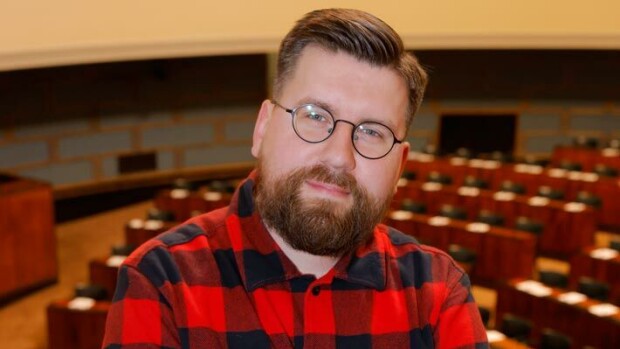 Kansanedustaja Sebastian Tynkkynen lapsuudestaan: Seurakunta keräsi perheellemme rahaa Sebastian Tynkkynen