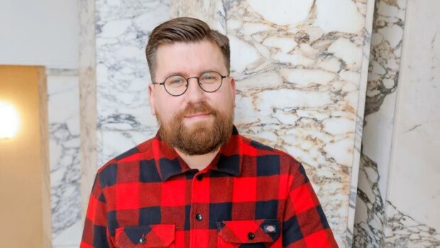 Kohupoliitikko Sebastian Tynkkynen: Vanhempani rakastuivat vankilassa Sebastian Tynkkynen