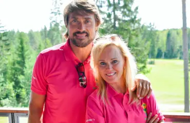 Sirpa ja Teemu Selänteen överikaverijuhlat - Sirpan antava kaula-aukko kiinnittää huomion: "Mikä täytekakku, wau" - katso kuvat