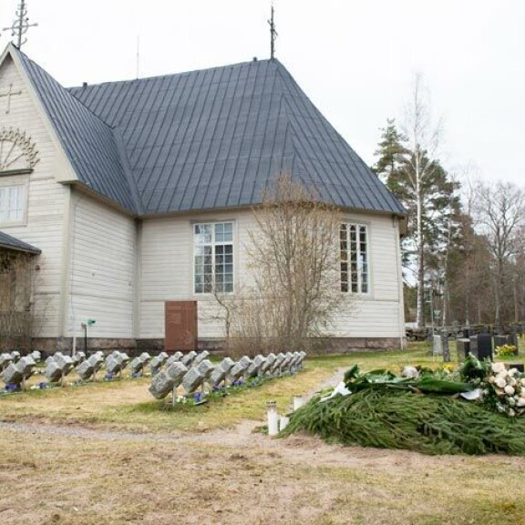 Viimeinen lepopaikka löytyi aivan kirkon kupeesta, sankarihautojen vierestä. Viimeinen lepopaikka löytyi aivan kirkon kupeesta, sankarihautojen vierestä.
