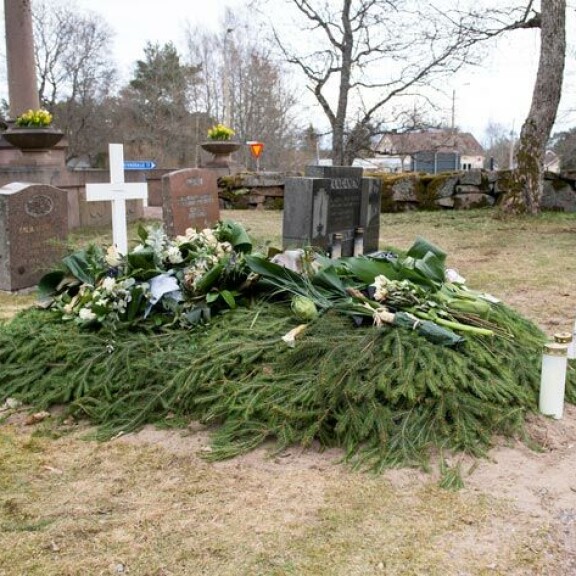 Kolmessa hallituksessa ministerinä ollut Ilkka haudattiin syntymäseudulleen Lokalahdelle. Kolmessa hallituksessa ministerinä ollut Ilkka haudattiin syntymäseudulleen Lokalahdelle.