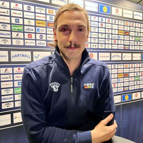 Leijonien luottohyökkääjä Hannes Björninen on tällä hetkellä hurjannäköinen viiksimies. Hannes Björninen on tällä hetkellä hurjannäköinen viiksimies.
