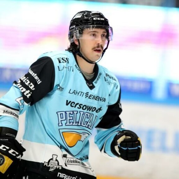 Hannes siirtyi keväällä Jokereista kasvattiseuraansa Lahden Pelicansiin. Ensi syksyksi tie vie Ruotsiin ja Brynäsin riveihin. Tavoitteena on silti päästä jonain päivänä NHL:ään. Hannes siirtyi keväällä Jokereista kasvattiseuraansa Lahden Pelicansiin. Ensi syksyksi tie vie Ruotsiin ja Brynäsin riveihin.