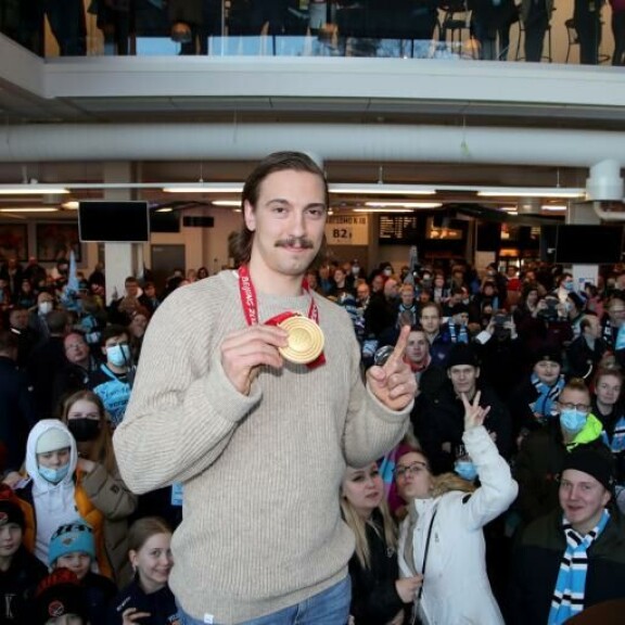 'Hanu' ja Pekingin olympialaisten kultamitali kotimaisemissa Lahdessa helmikuussa 2022. 'Hanu' ja Pekingin olympialaisten kultamitali kotimaisemissa Lahdessa helmikuussa 2022.