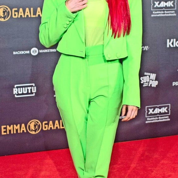 Sannin huikea muodonmuutos! Näin popparikaunotar löysi värikkään tyylinsä Sanni