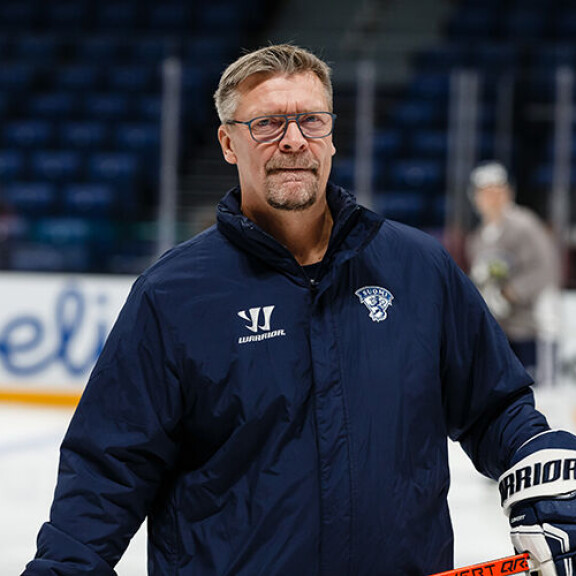 Leijonien päävalmentaja Jukka Jalonen ehdotti bändin pojille uuden kisabiisin loihtimista. Leijonien päävalmentaja Jukka Jalonen ehdotti bändin pojille uuden kisabiisin loihtimista.