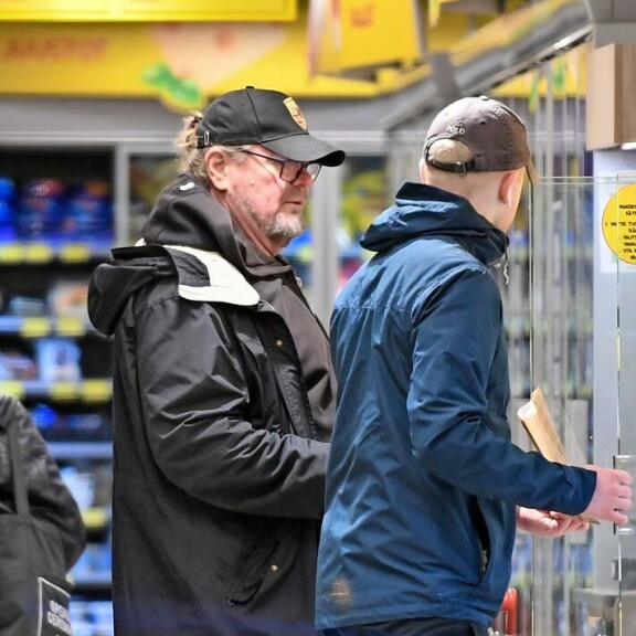 Erityisesti pullat ja piiraat kiinnostivat Henkkaa, mutta myös pakastealtaille oli asiaa. Erityisesti pullat ja piiraat kiinnostivat Henkkaa, mutta myös pakastealtaille oli asiaa.