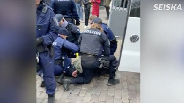 Poliisi vahvistaa: Helsingin Esplanadin turmakuskin kyydissä oli matkustaja Espan turmakuski
