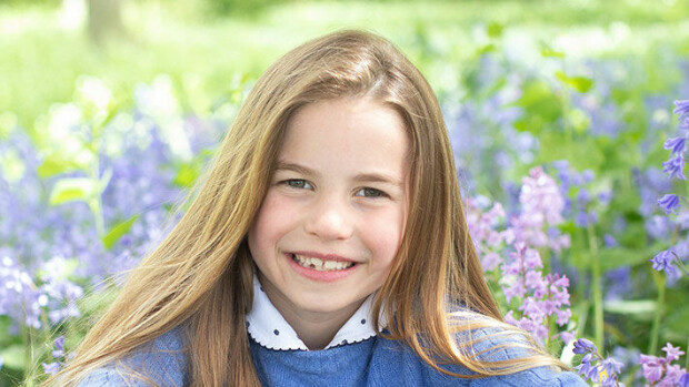 Onnea 7-vuotiaalle brittiprinsessalle! Charlotten ihastuttavassa synttärikuvassa esiintyy perheen suloinen lurppakorva Prinsessa Charlotte