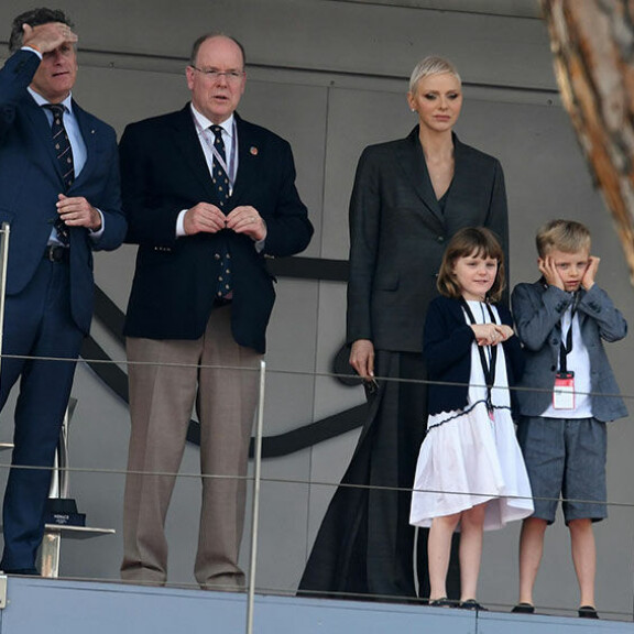 Albert ja lapset olivat Charlenea innostuneempia kisatunnelmasta. Monacon ruhtinas Albert, prinssi Jacques ja prinsessa Gabriella