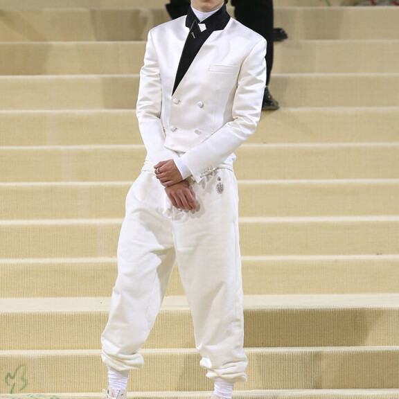 Näyttelijä Timothée Chalamet ihastutti viime syksynä tässä asussa. Komistus tähdittää Dyyni-elokuvaa, jossa Zendayakin on mukana. Fanien harmiksi Zendayaa ei nähdä Met-gaalassa tänä vuonna. Timothée Chalamet