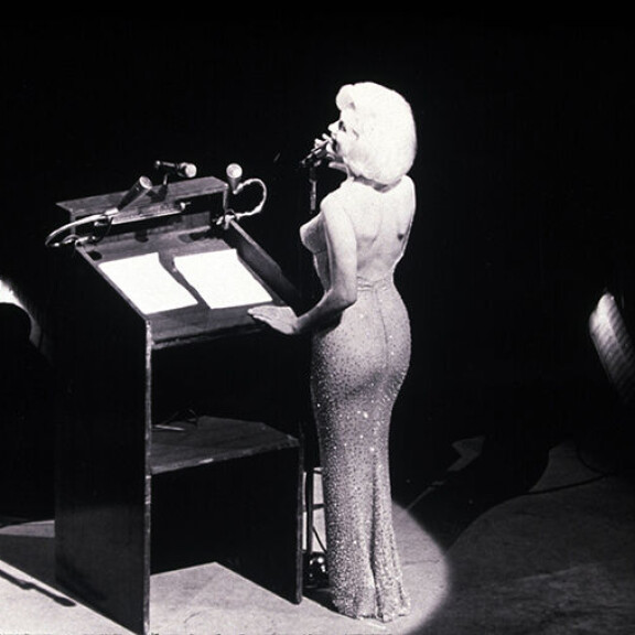 Marilyn puki kyseisen mekon vain kolme kuukautta ennen traagista kuolemaansa. Marilyn Monroe